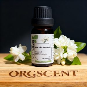 Hình ảnh sản phẩm tinh dầu hoa nhài 10ml mang hương hoa trắng ngọt dịu, thanh thoát và quyến rũ, gợi cảm giác như những đóa nhài vừa hé nở. Dung tích nhỏ gọn, thích hợp để thử mùi hoặc sử dụng trong không gian cá nhân.