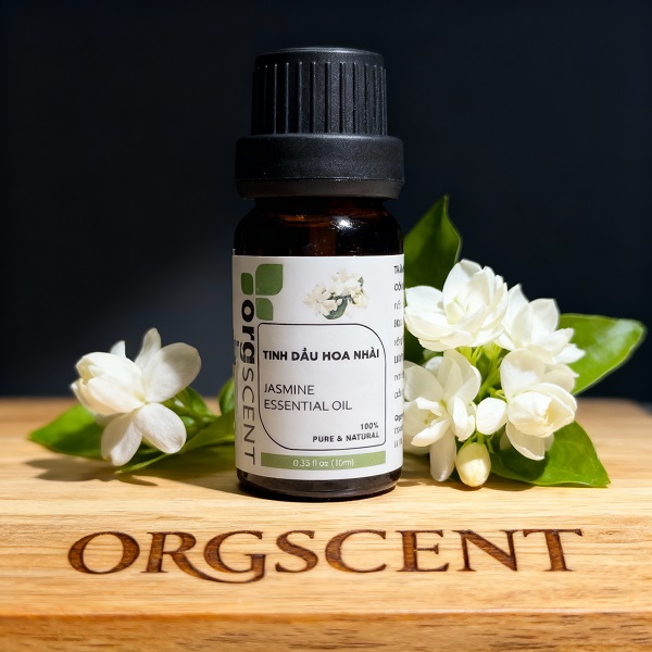 Hình ảnh sản phẩm tinh dầu hoa nhài 10ml mang hương hoa trắng ngọt dịu, thanh thoát và quyến rũ, gợi cảm giác như những đóa nhài vừa hé nở. Dung tích nhỏ gọn, thích hợp để thử mùi hoặc sử dụng trong không gian cá nhân.