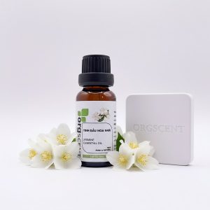 Hình ảnh sản phẩm tinh dầu hoa nhài 20ml nổi bật với sắc hương hoa nhài mềm mại, hơi phấn và ngọt nhẹ. Hương thơm tạo cảm giác tinh tế, dễ chịu, phù hợp cho phòng ngủ, góc thư giãn hoặc không gian nhỏ.